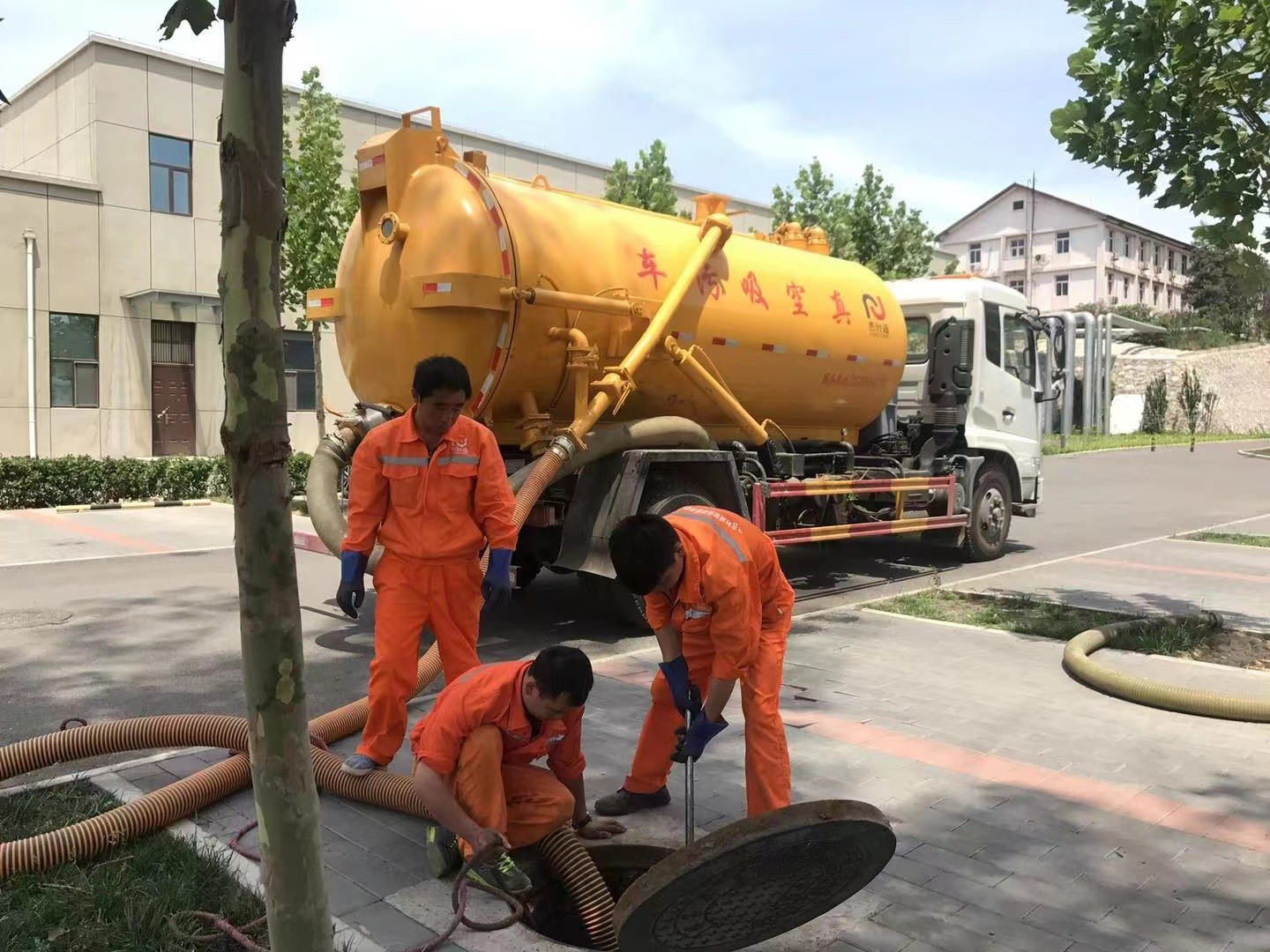 梅里斯达斡尔族化粪池清理与5-8吨吸粪车施工效率分析